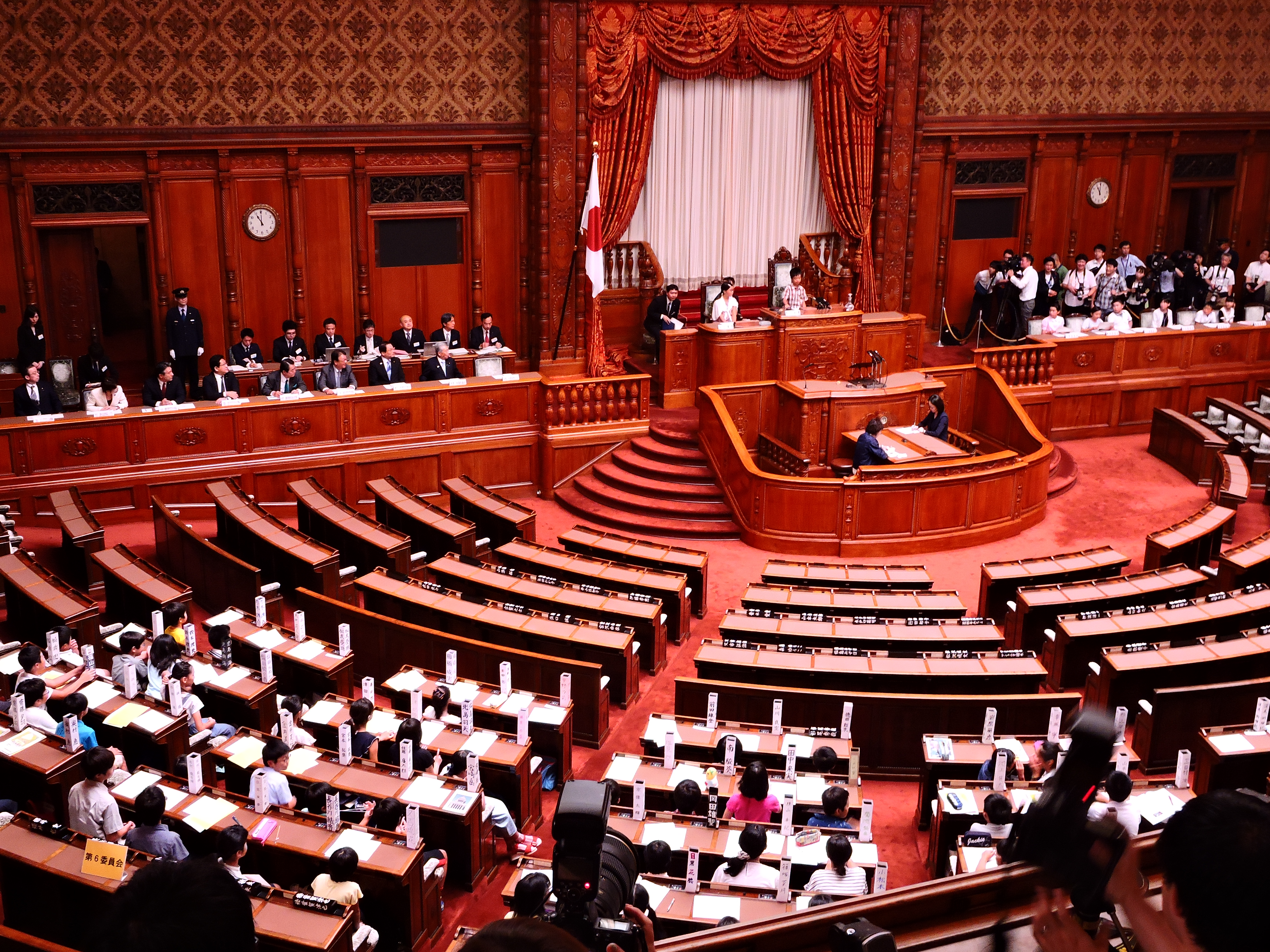 参議院70周年記念 子ども国会（議院運営委員会理事として大臣席から子ども国会の審議をきく）