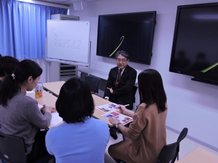 大学で講義