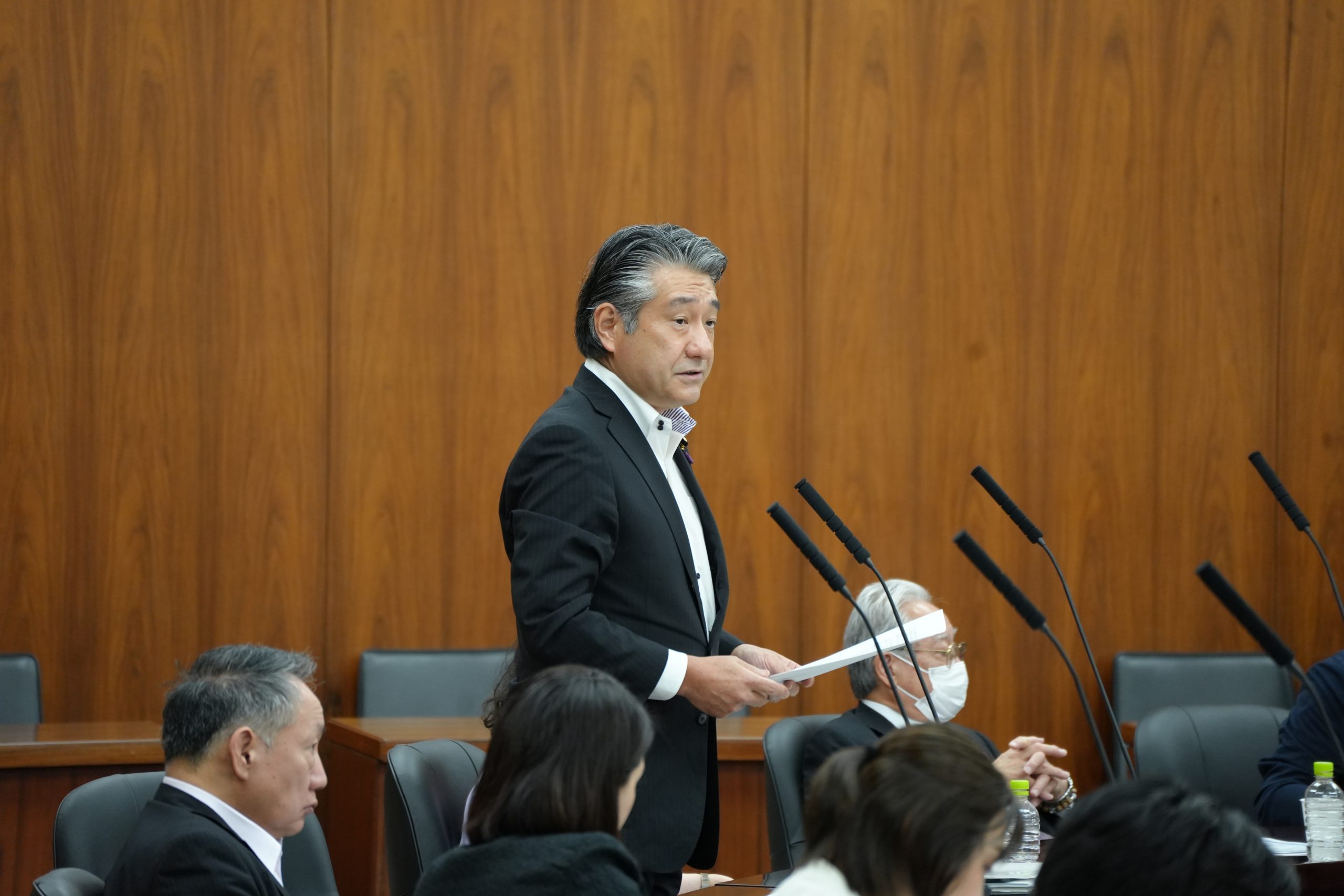 厚生労働委員会で育児介護休業について質問