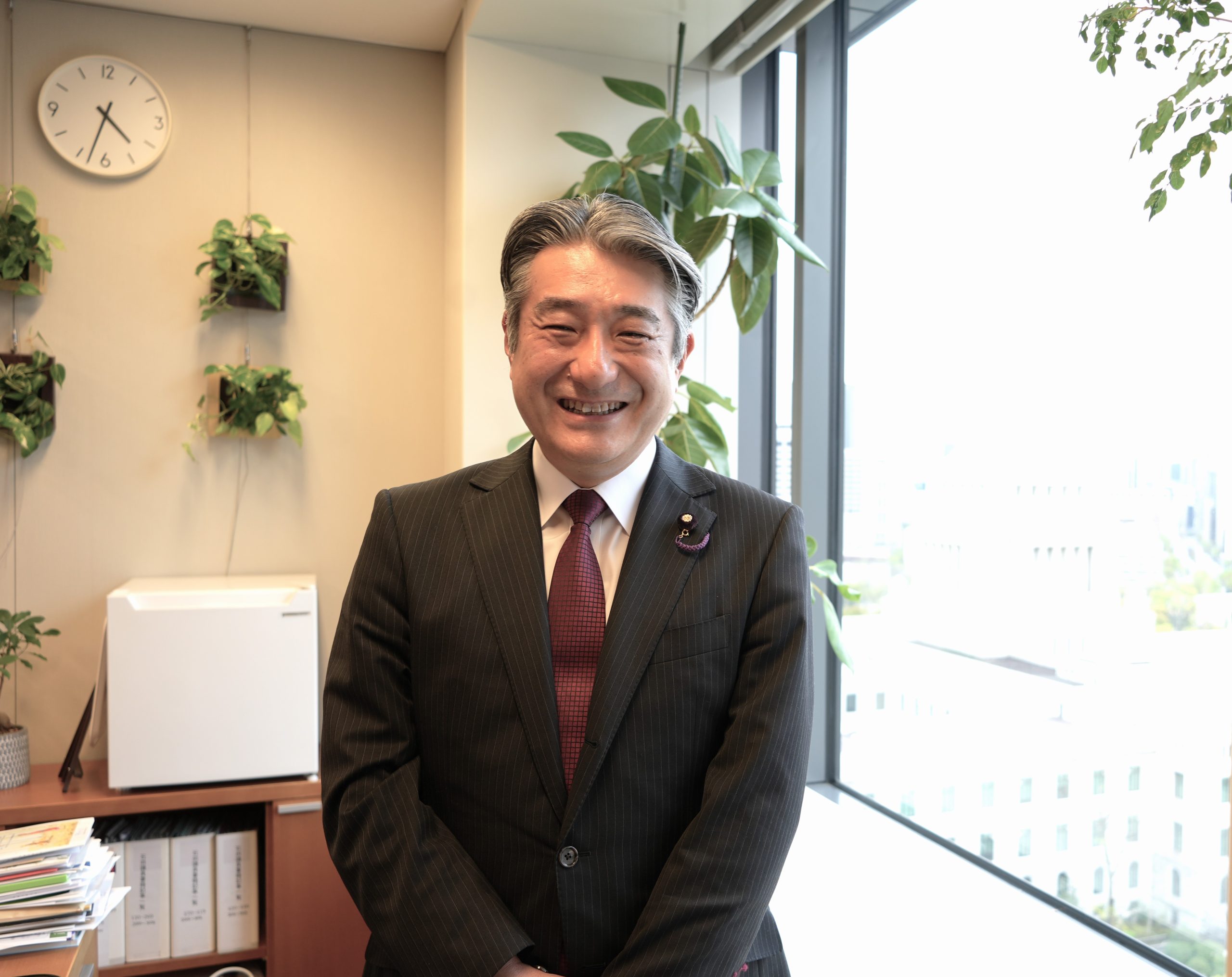 事務所の窓辺で