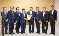 雇用問題調査会で総理大臣に申し入れ