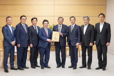 雇用問題調査会で総理大臣に申し入れ
