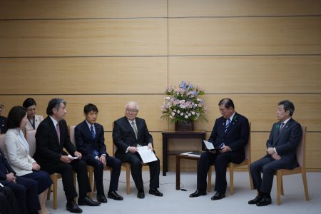 医療・介護・福祉の現場を守る署名を総理大臣に提出